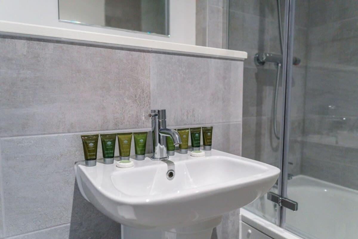 Stunning 2 Bed Apartment In Salford With Views Manchester Bagian luar foto