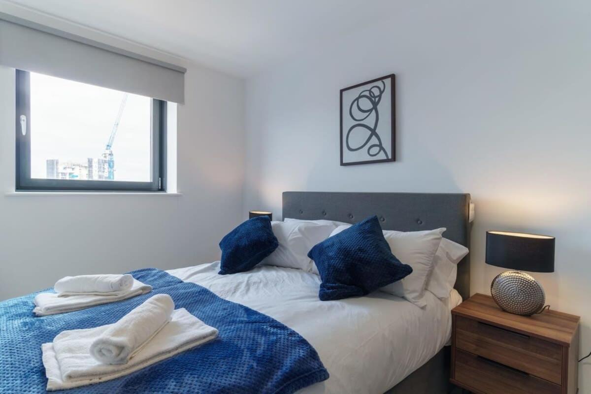 Stunning 2 Bed Apartment In Salford With Views Manchester Bagian luar foto
