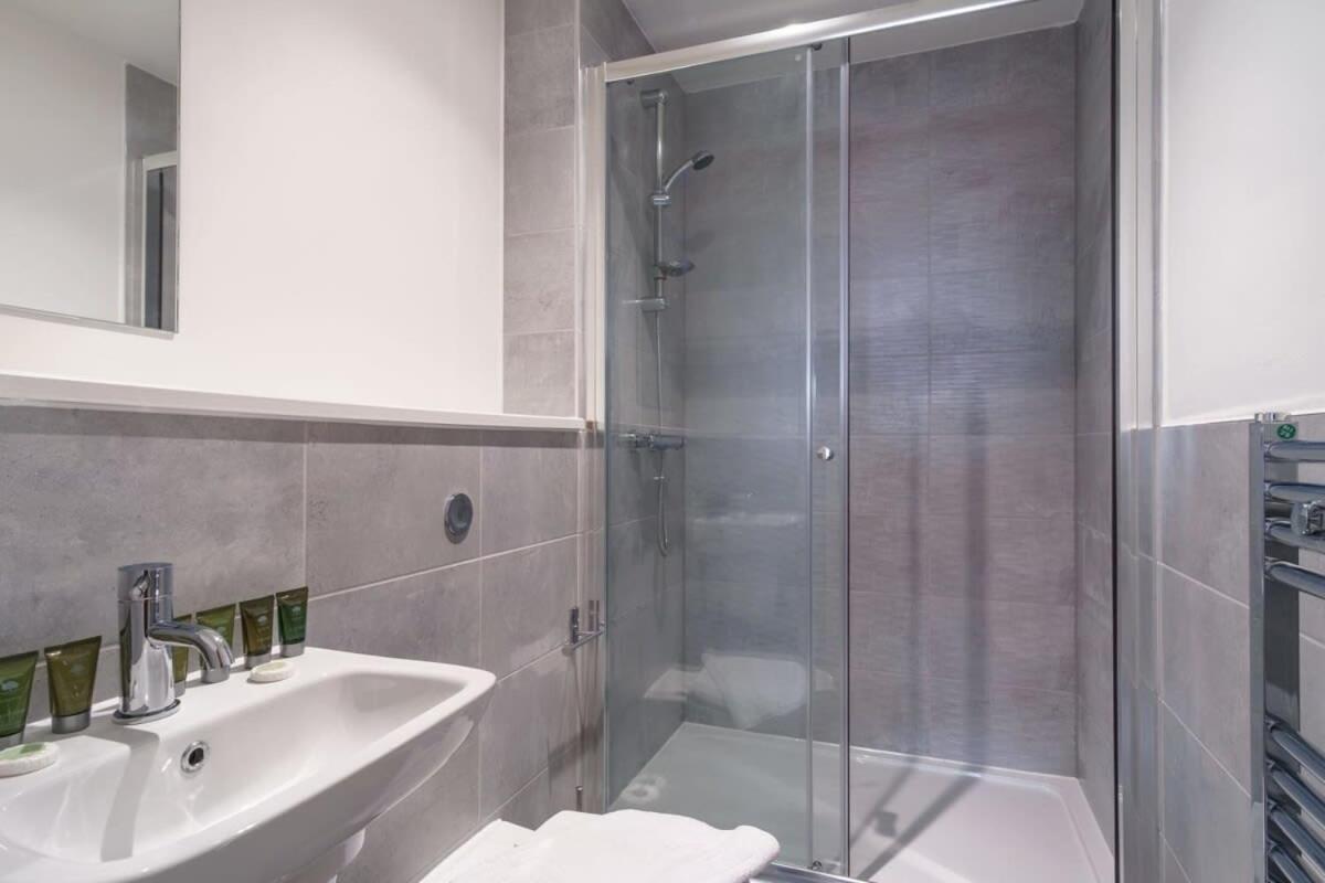 Stunning 2 Bed Apartment In Salford With Views Manchester Bagian luar foto